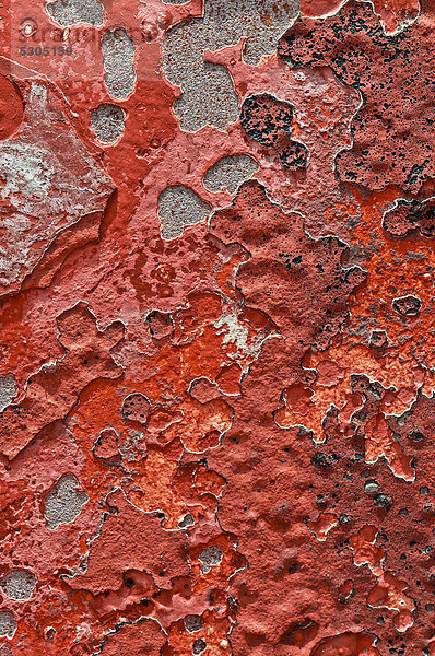Metallfläche mit roten Farbresten  Struktur  Hintergrund