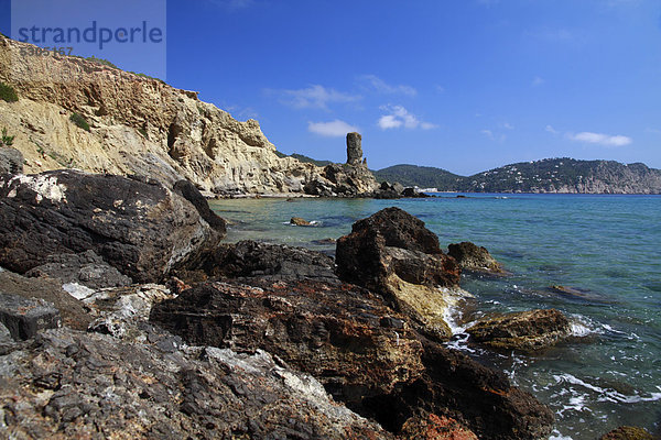 Felsen am Strand von Es Figueral  Ibiza  Spanien  Europa