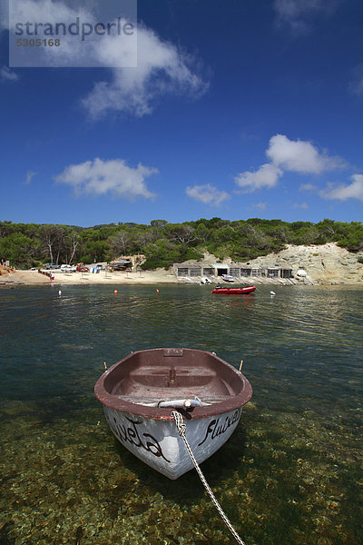 Kleines Beiboot  festgemacht  Strand von Pou d'es Lleo  Ibiza  Spanien  Europa