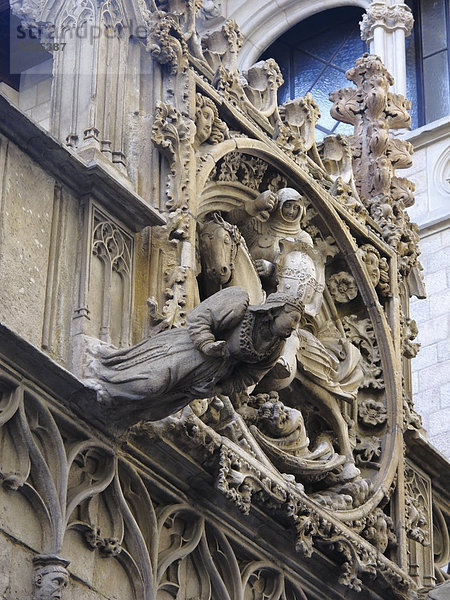 Skulpturen an der Fassade der Kathedrale La Catedral de la Santa Creu i Santa Eul‡lia  Barcelona  Spanien  Europa