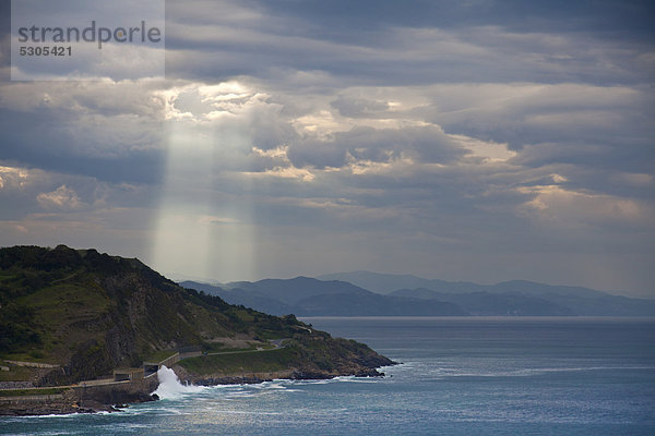 Blick vom Monte de San Anton auf die Küste von Guipuzcoa  Getaria  Spanien  Europa