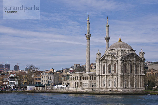 Büyük Mecidiye Camii an der Bosporusbrücke  Istanbul  Türkei