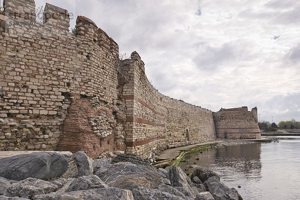 Seemauer am Marmarameer zwischen Yenikapi und Sahil-Park  Istanbul  Türkei