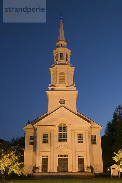 Trinitarian Congregational Church  beleuchtete Kirche zur blauen Stunde  Concord  Massachusetts  USA