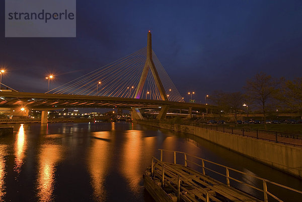 Zakim Brücke über den Fluss Charles River in der Dämmerung  Boston  Massachusetts  USA