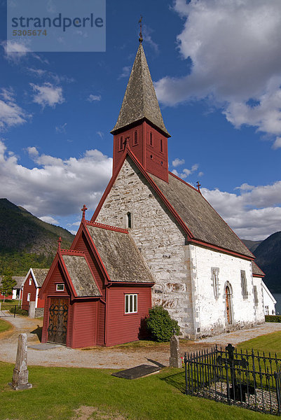 Dale Kyrkje Kirche  in Luster am Ufer des Lusterfjord  Norwegen  Europa