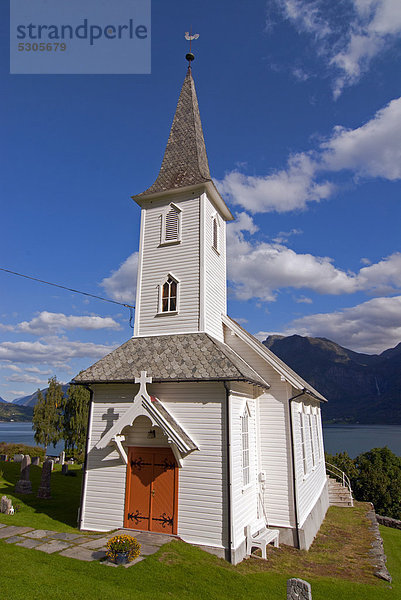 Nes Kyrkje Kirche  blauer Himmel mit ein paar Wolken  Norwegen  Europa