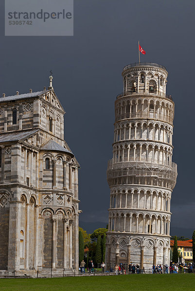 Schiefer Turm von Pisa vor dunklen Wolken  Toskana  Italien  Europa