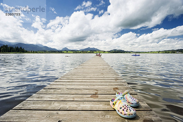 Steg am Hopfensee in der Nähe von Füssen  Allgäu  Bayern  Deutschland  Europa