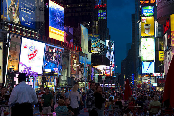 Nächtlicher Times Square  Manhattan  New York  USA