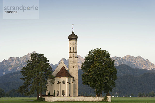 St Coloman Kirche vor den Tannheimer Bergen  bei Füssen  Allgäu  Bayern  Deutschland  Europa