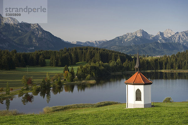 Hegratsrieder Kapelle und Hegratsrieder See bei Füssen  Allgäu  Bayern  Deutschland  Europa