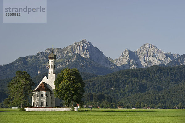 St Coloman Kirche vor den Tannheimer Bergen  bei Füssen  Allgäu  Bayern  Deutschland  Europa