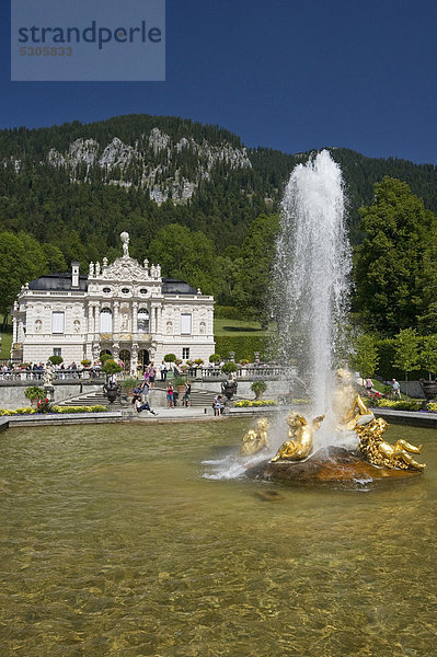 Schloss Linderhof  bei Oberammergau  Allgäu  Bayern  Deutschland  Europa
