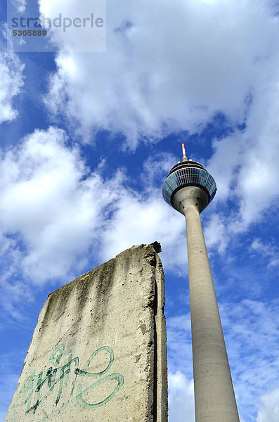 Ein Stück Berliner Mauer vor dem Rheinturm  Düsseldorf  Nordrhein-Westfalen  Deutschland  Europa