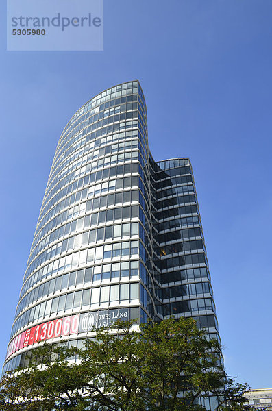 Bürogebäude Sky-Office am Kennedydamm im Stadtteil Golzheim  Ingenhoven Architekten  Düsseldorf  Nordrhein-Westfalen  Deutschland  Europa  ÖffentlicherGrund