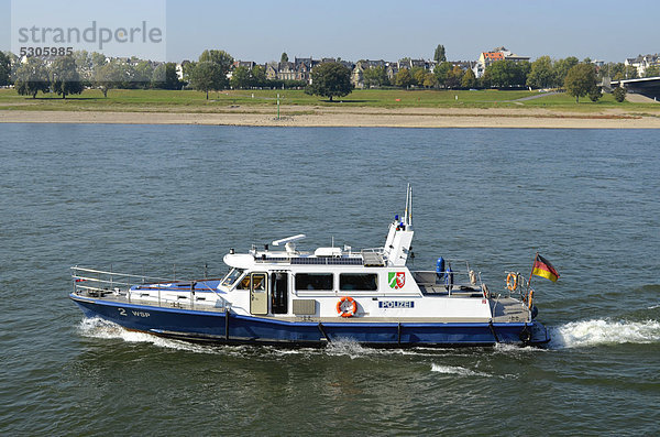 Boot der Wasserschutzpolizei NRW auf dem Rhein  Oberkassel  Düsseldorf  Nordrhein-Westfalen  Deutschland  Europa