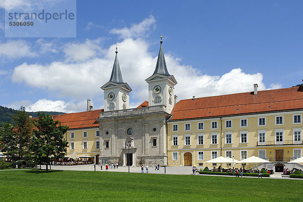Schloss mit Bräustüberl  ehemalige Benediktinerabtei  Tegernsee  Oberbayern  Bayern  Deutschland  Europa