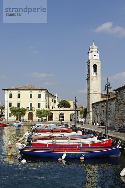 Kirche San Nicolo am Hafen  Lazise am Gardasee  Lago di Garda  Veneto  Venetien  Italien  Europa