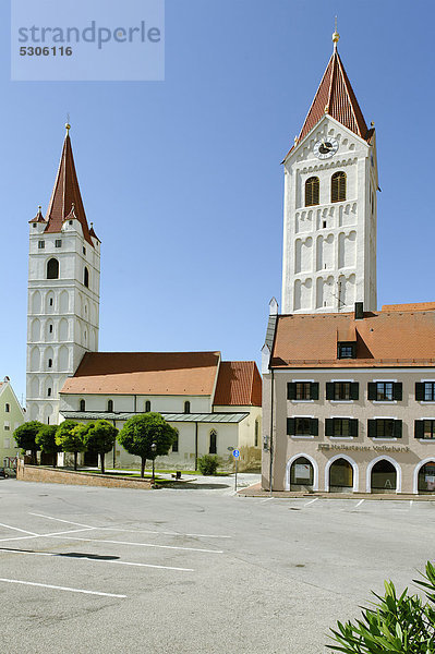 Kirche St. Johann und Pfarrkirche St. Kastulus  Moosburg  Oberbayern  Bayern  Deutschland  Europa