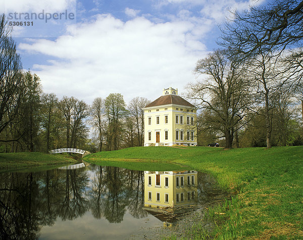 Landschaftspark mit Schloss Luisium  Waldersee  Dessau  Sachsen-Anhalt  Deutschland  Europa