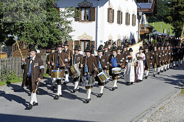 Trommlerzug der Gebirgsschützenkompanie Gotzinger Trommel  zum 50-jährigen Wiedergründungsfest  Neukirchen  Weyarn  Oberbayern  Bayern  Deutschland  Europa