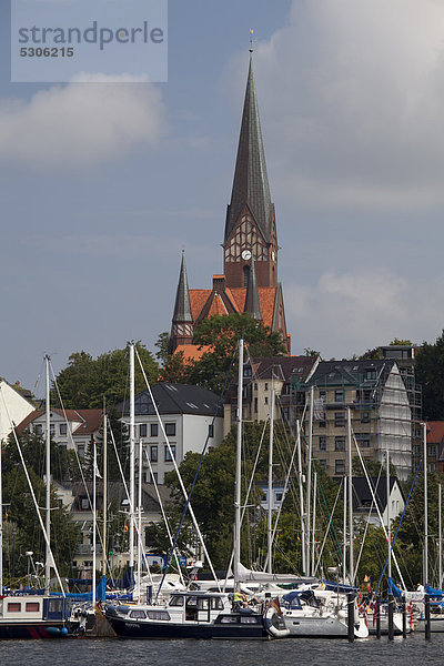 Hafen mit Kirche St. Jürgen  Flensburg  Flensburger Förde  Schleswig-Holstein  Deutschland  Europa  ÖffentlicherGrund