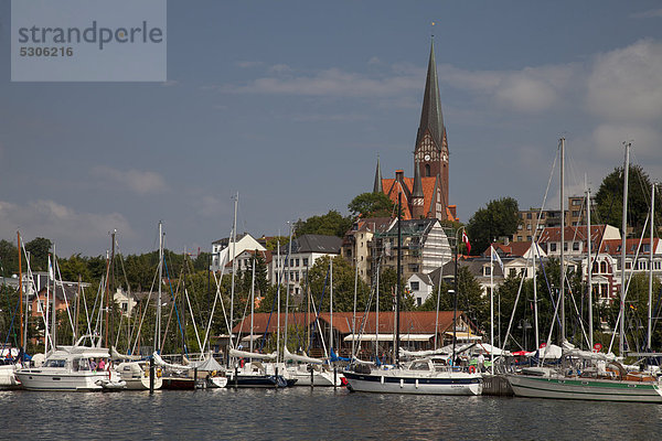 Hafen mit Kirche St. Jürgen  Flensburg  Flensburger Förde  Schleswig-Holstein  Deutschland  Europa  ÖffentlicherGrund