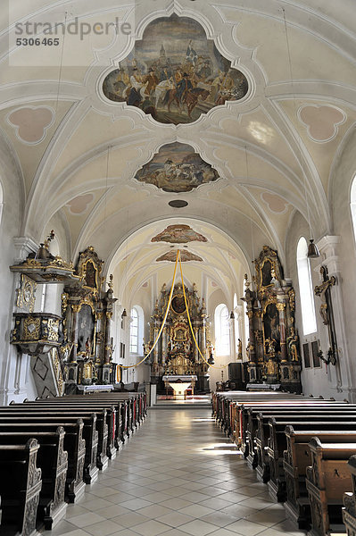 Innenansicht  Pfarrkirche Mariä Himmelfahrt  erstmals erwähnt 1179  Bad Kötzting  Bayern  Deutschland  Europa