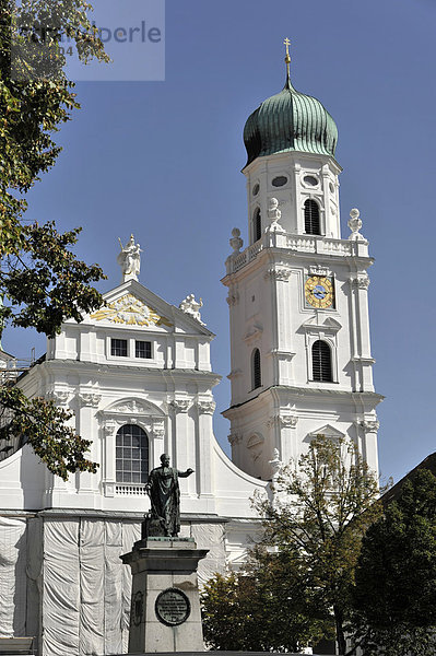 Teil der Westfassade vom Dom St. Stephan  Passau  Bayern  Deutschland  Europa
