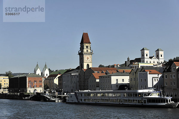 Blick von der Donau auf das Alte Rathaus  Passau  Bayern  Deutschland  Europa