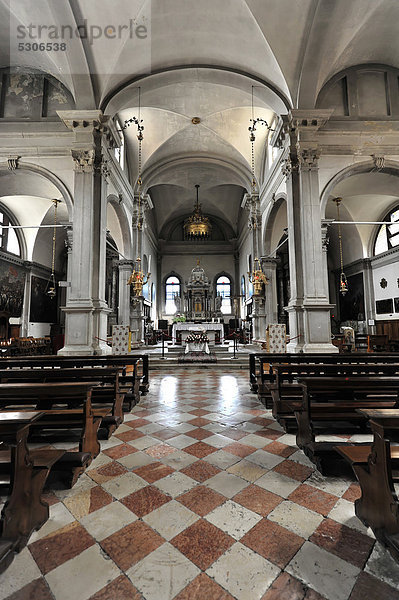 Mittelschiff mit Altarbereich  Kirche San Martino Vescovo  16. Jahrhundert  Burano  Venedig  Venetien  Italien  Europa