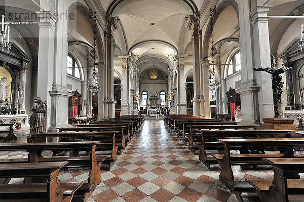 Mittelschiff mit Altarbereich  Kirche San Martino Vescovo  16. Jahrhundert  Burano  Venedig  Venetien  Italien  Europa