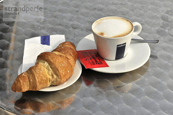 Italienisches Frühstück  Cappuccino und Croissant  Venedig  Venetien  Italien  Europa