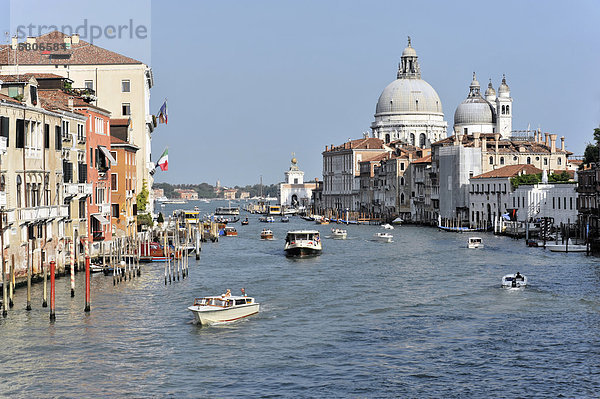 Canal Grande  rechts Kirche Santa Maria della Salute  Venezia  Venedig  Italien  Europa