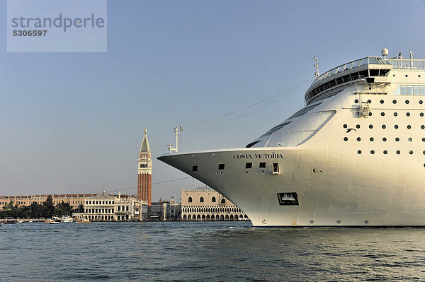 Kreuzfahrtschiff COSTA VICTORIA  Baujahr 1996  252  5m  2370 Passagiere  beim Einlaufen in Hafen  Venedig  Venetien  Italien  Europa