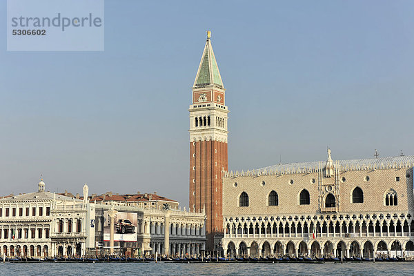 Campanile  Markusplatz mit Dogenpalast  Canale di San Marco  Venedig  Venetien  Italien  Europa
