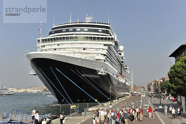 Kreuzfahrtschiff NIEUW AMSTERDAM  Baujahr 2010  285m  2106 Passagiere  Venedig  Venetien  Italien  Europa