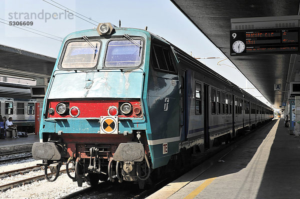 Zug nach Triest  Bahnhof Venezia Santa Lucia  Venedig  Venetien  Italien  Europa