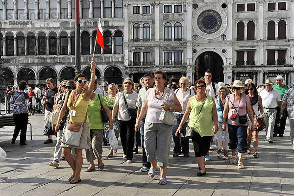 Touristen  Reisegruppe  Markusplatz  Venedig  Venetien  Italien  Europa