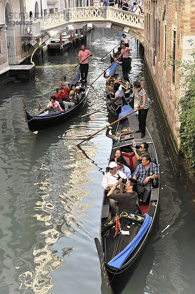Gondeln mit Touristen auf einem Seitenkanal  Venedig  Venetien  Italien  Europa
