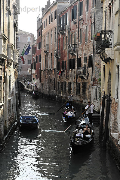 Gondeln mit Touristen auf einem Seitenkanal  Venedig  Venetien  Italien  Europa