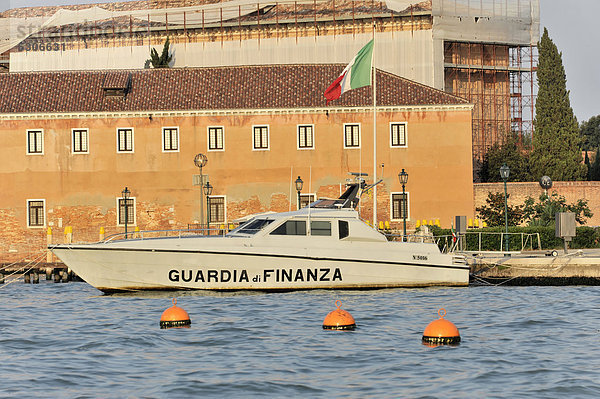 GUARDIA di FINANZA  Boot der Finanzpolizei  Canale di San Marco  Venedig  Venetien  Italien  Europa