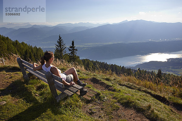 Wanderin blickt auf Millstättersee  Kärnten  Österreich  Europa