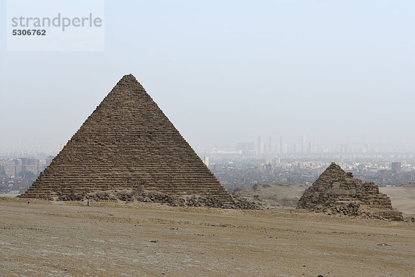 Mykerinos Pyramide  Pyramiden von Gizeh  dahinter Kairo  Ägypten  Afrika