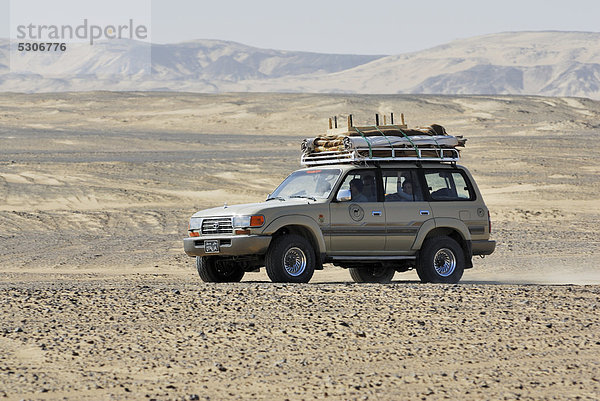 Allradfahrzeug  Schwarze Wüste nahe Oase Bahariya  Libysche Wüste  Ägypten  Afrika