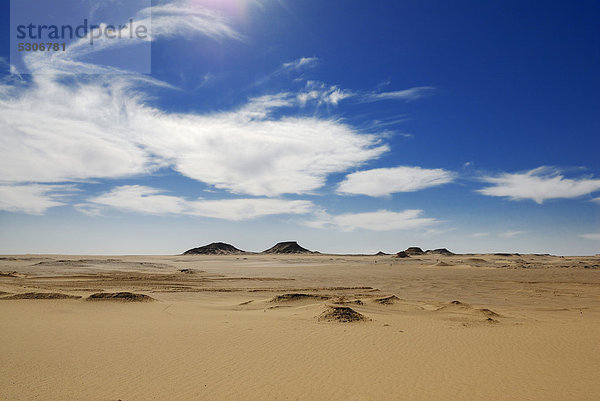 Wüstenlandschaft zwischen Oase Al Fayoum und Oase Bahariya  Libysche Wüste  Ägypten  Afrika
