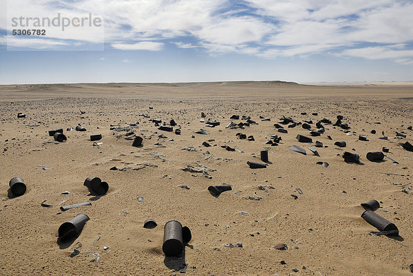 Verrostete Dosen im Sand  zwischen Oase Al Fayoum und Oase Bahariya  Libysche Wüste  Ägypten  Afrika