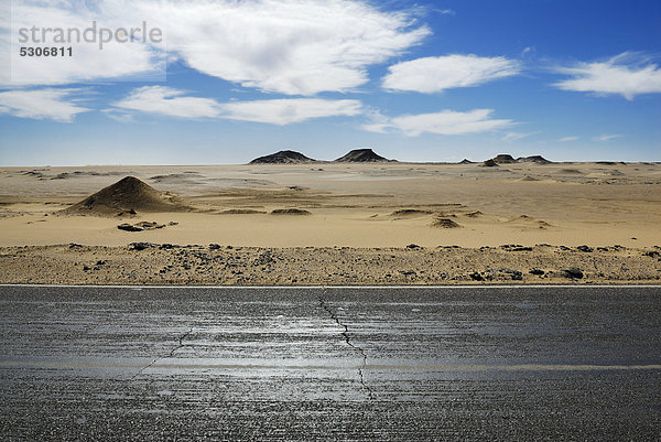 Wüstestraße zwischen Oase Al Fayoum und Oase Bahariya  Libysche Wüste  Ägypten  Afrika