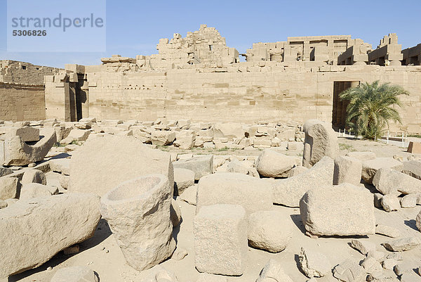 Ausgrabungsreste  Karnak-Tempel  Luxor  Niltal  Ägypten  Afrika